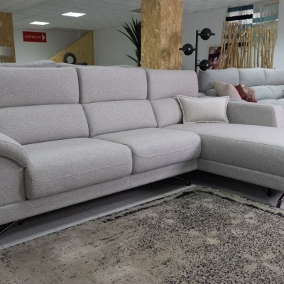 Sofá chaise longue cinzento claro em tecido numa sala