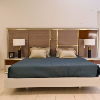 Cama moderna branca com cabeceira estofada castanho dourado e colcha azul