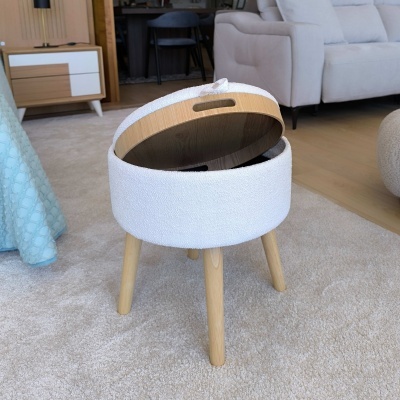 Pufe redondo branco com tampa de madeira clara aberto numa sala