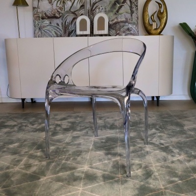 cadeira transparente acrílico design moderno orifícios decorativos tapete cinza aparador branco