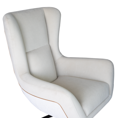 Poltrona cinza claro com detalhes em couro marrom e base metálica preta