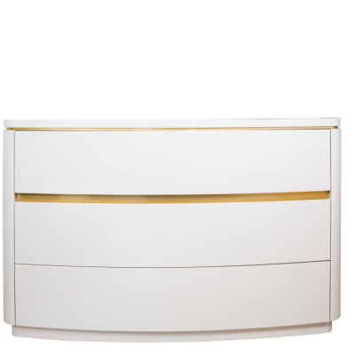 Cômoda branca com três gavetas e puxadores dourados num fundo preto