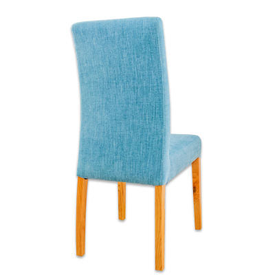 Cadeira estofada azul com pernas de madeira clara sobre fundo preto