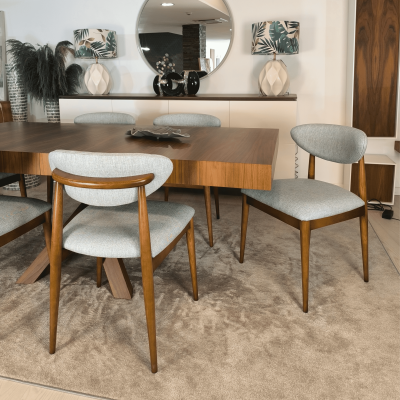 Conjunto de mesa de madeira com seis cadeiras estofadas cinza e decoração interior com lâmpadas e espelho