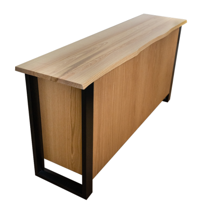 Móvel de madeira clara com estrutura metálica preta