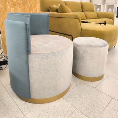 Conjunto de puffs redondos estofados cinza e azul com base dourada em ambiente interior