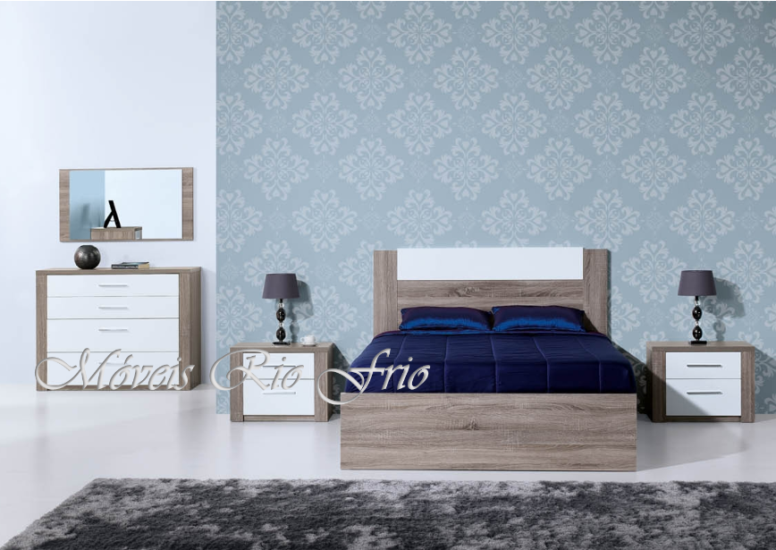 Quarto com móveis em madeira clara e branca, papel de parede azul com padrão floral e tapete cinza.