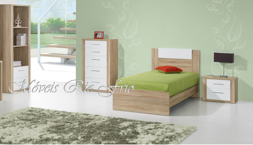 quarto com cama individual, móvel de gavetas e estante em madeira clara e branco