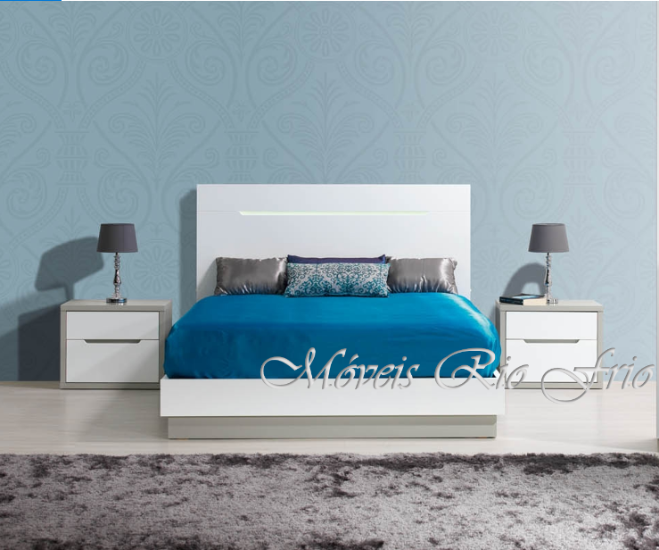 Quarto moderno com cama branca lacada e roupa de cama azul