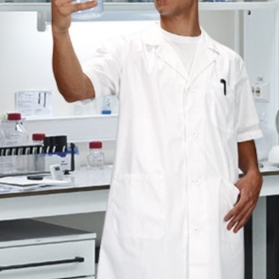 Bata de trabalho de manga curta e bolsos.65% Poliéster 35% Algodão