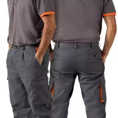 Calça em Sarja;  65% Poliester 35% Algodão de  240 g