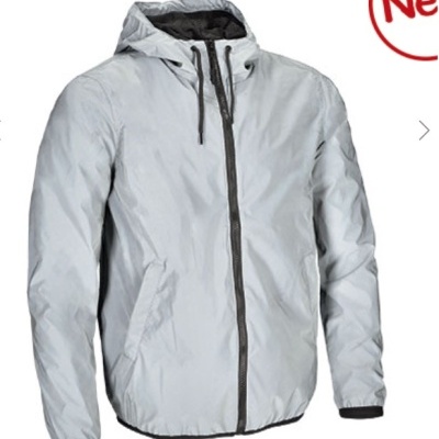 Corta-vento de cor prateado com capuz