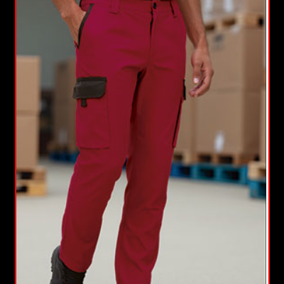 Calças vermelhas com bolsos pretos usadas em armazém