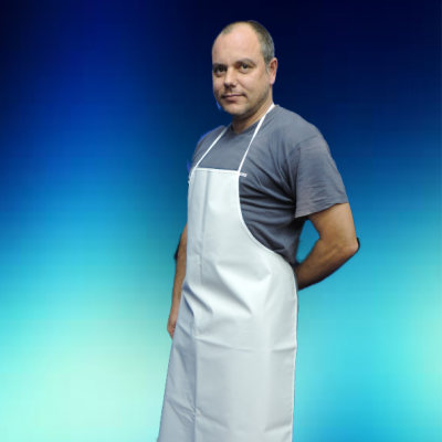 Homem com avental branco sobre t-shirt cinzenta em fundo azul gradiente.