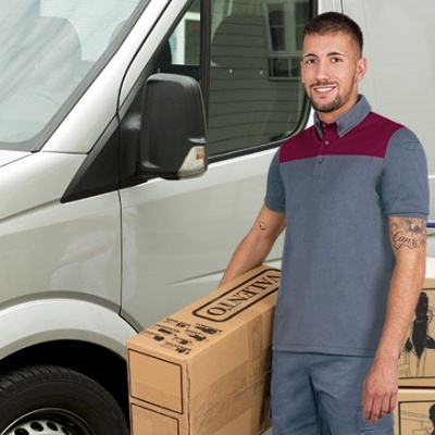 Polo m/curta 100% poliéster 190 grs/m2 Gola tipo camisa e fecho com carcela de 3 botões