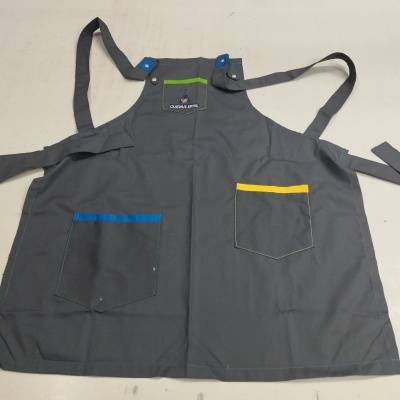 Avental cruzado nas costas com bordado no bolso