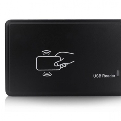 Leitor USB preto com símbolo de cartão e texto USB Reader