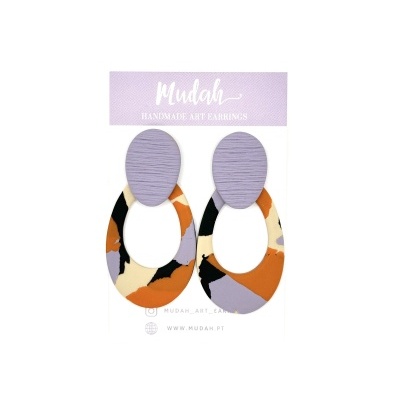 Brincos ovais coloridos em suporte com texto Mudah HANDMADE ART EARRINGS