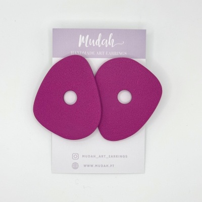 Brincos artesanais rosa fúcsia com orifício central e cartão de apresentação lilás.