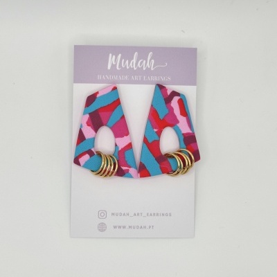 Brincos coloridos com padrão abstrato e detalhes dourados em cartão de marca Mudah.