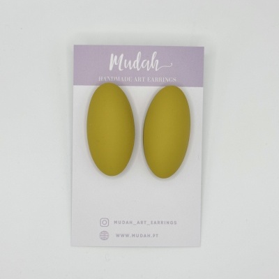 Brincos ovais mostarda em cartão de apresentação lilás e branco