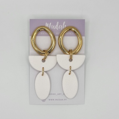 Brincos dourados com pendentes brancos e embalagem com texto Mudah