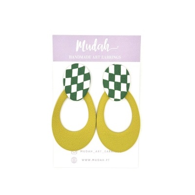 Brincos artesanais Mudah com padrão quadriculado verde e branco e oval amarelo