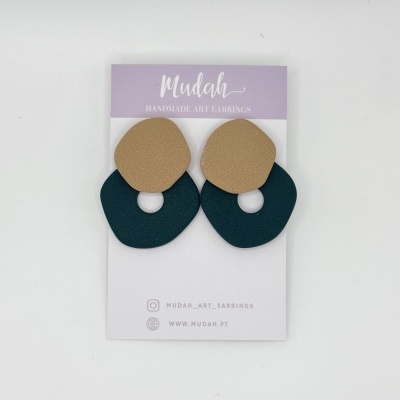 Brincos artesanais castanho claro e azul escuro em cartão Mudah lilás e branco
