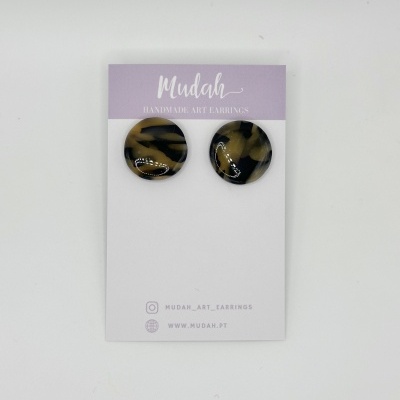Brincos redondos de resina em preto e castanho numa embalagem com texto Mudah