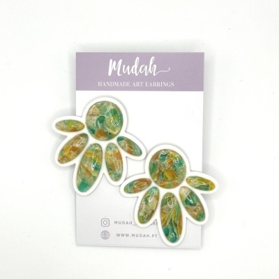 Brincos artesanais coloridos fixados em cartão com texto Mudah.