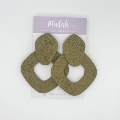 Brincos artesanais verde-oliva com textura e cartão de apresentação roxo e branco