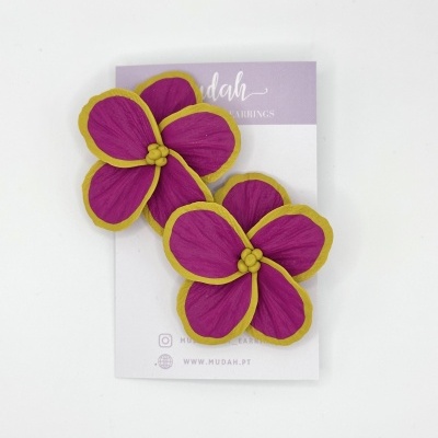 Brincos flor roxa com bordas amarelas sobre cartão com texto
