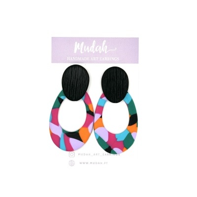 Brincos artesanais coloridos Mudah com base preta e forma oval colorida