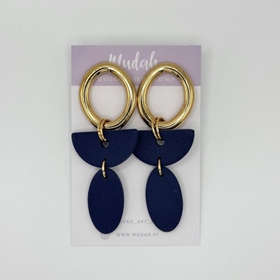 Brincos pendentes dourados e azuis com cartão de apresentação