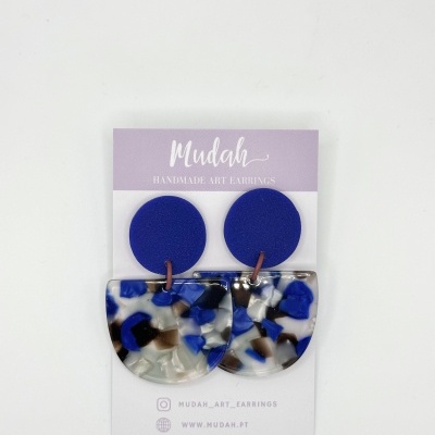 Brincos artesanais azuis com padrão marmoreado em cartão de marca