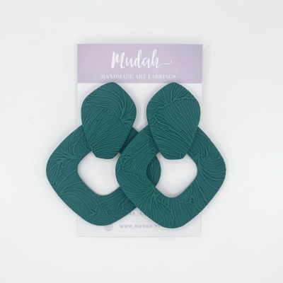 Brincos artesanais verdes em forma geométrica com padrão texturizado