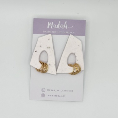Brincos triangulares brancos com manchas pretas e argolas douradas em cartão lilás e branco Mudah