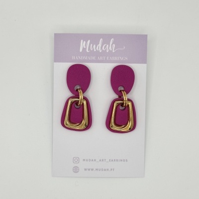Brincos artesanais roxos e dourados em cartão Mudah