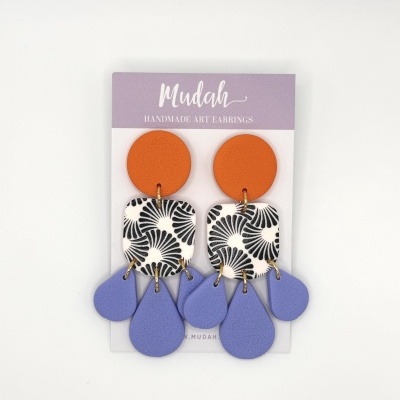 Isabel - laranja, padrão branco e preto e azul