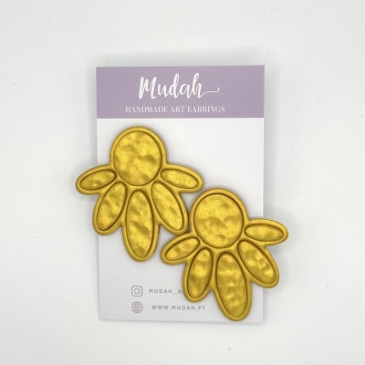 Brincos amarelos em formato de pétalas expostos em cartão com texto Mudah