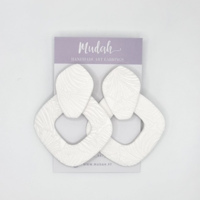 Brincos artesanais brancos com padrão floral em cartão lilás e branco