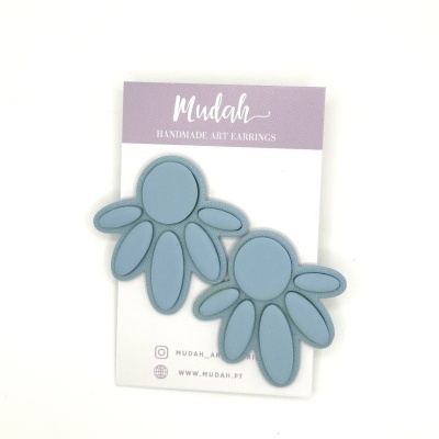 Brincos azuis florais em cartão com texto Mudah Handmade Art Earrings