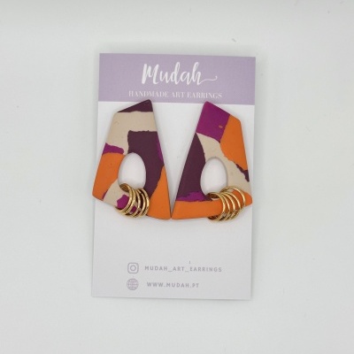 Brincos artesanais com padrão colorido em cartão lilás MudaH