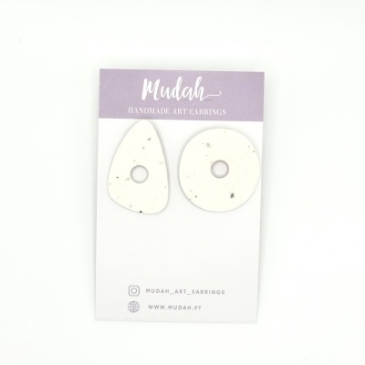 Brincos assimétricos- branco areia