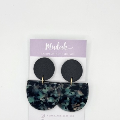 Brincos handmade art Mudah com base preta redonda e pendente manchado azul e verde