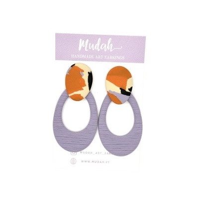 Brincos artesanais coloridos em cartão branco com texto