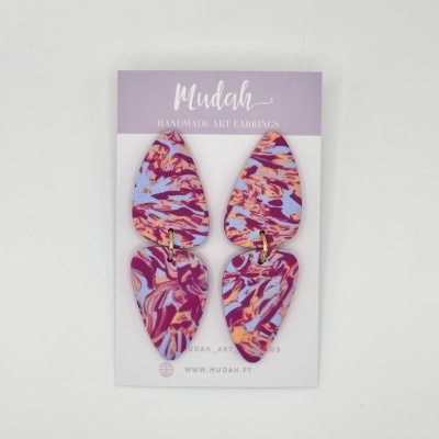 Brincos coloridos artesanais em padrão abstrato com base de cartão com marca Mudah