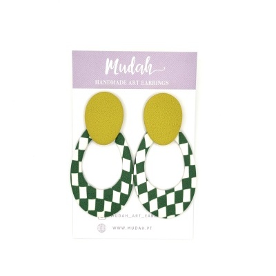 Brincos artesanais Mudah amarelo e xadrez verde e branco em cartão lilás