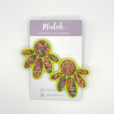 Maria - verde lima e padrão colorido