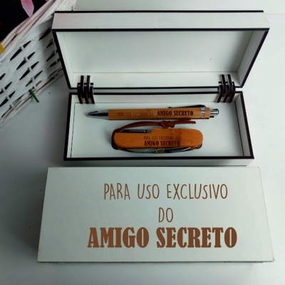Caixa com caneta e navalha